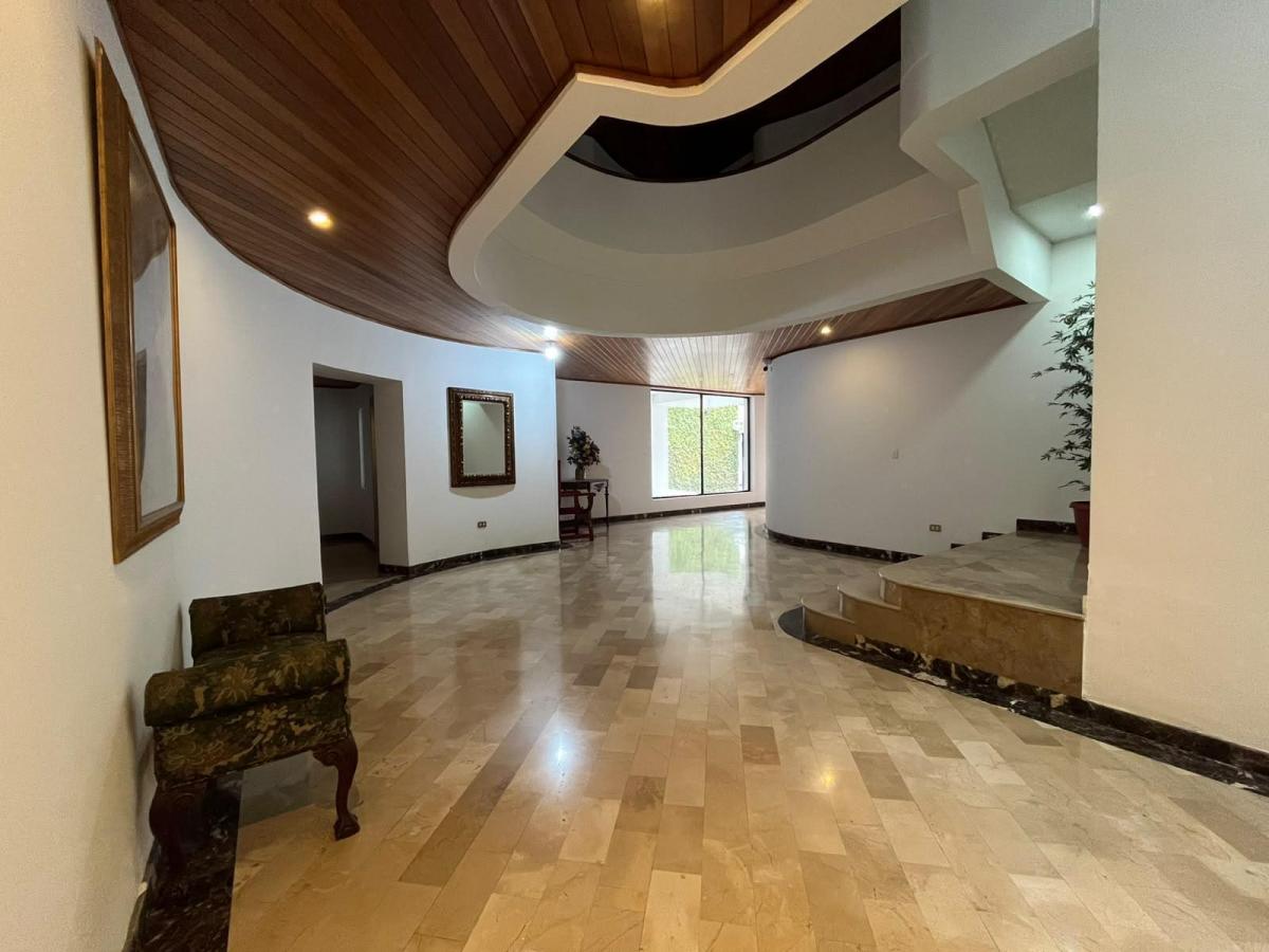 Para Qué Salir de Quito! Departamento con Tamaño de Casa, en La Gonzáles Suárez — imagen 9
