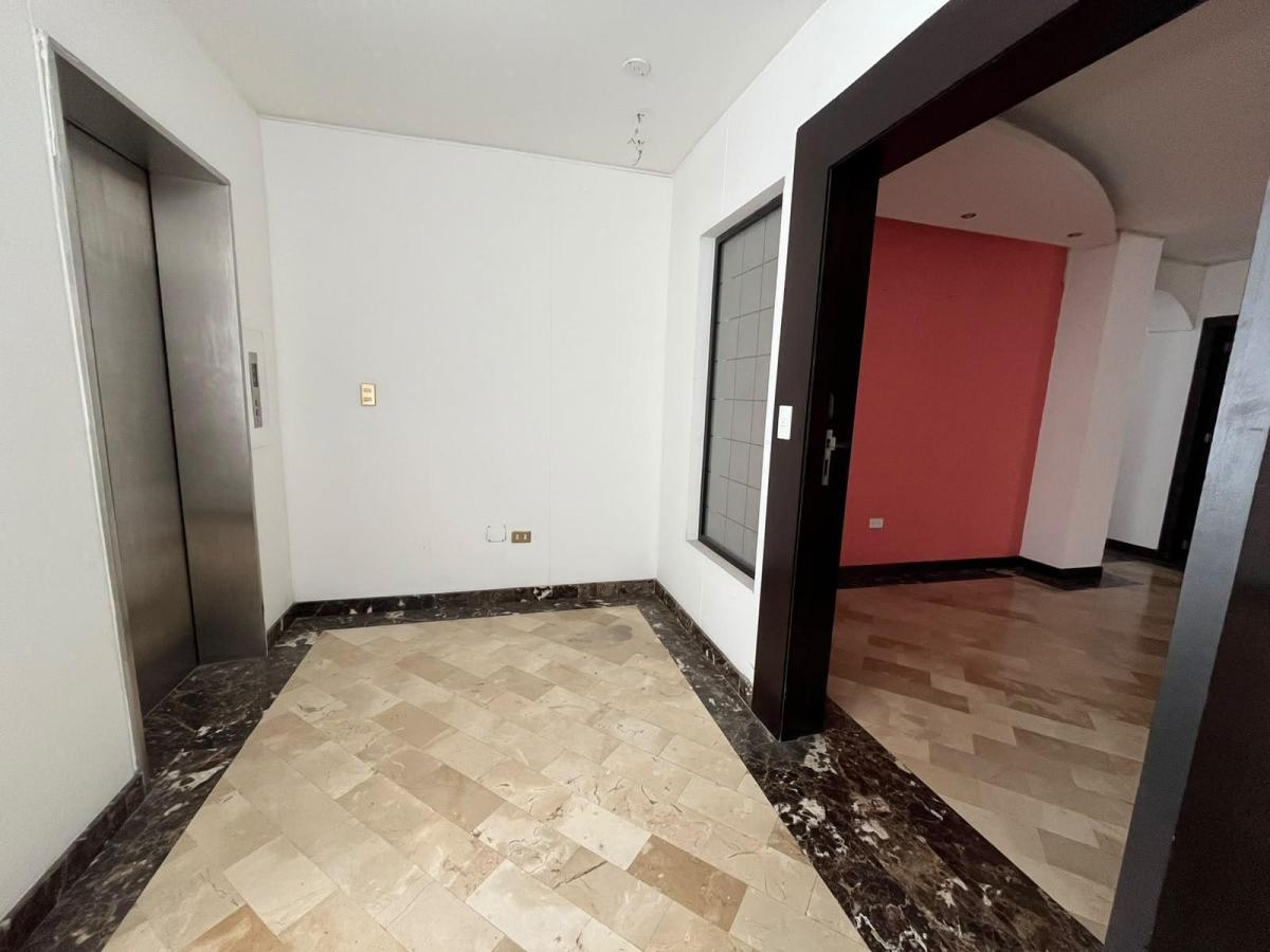 Para Qué Salir de Quito! Departamento con Tamaño de Casa, en La Gonzáles Suárez — imagen 7