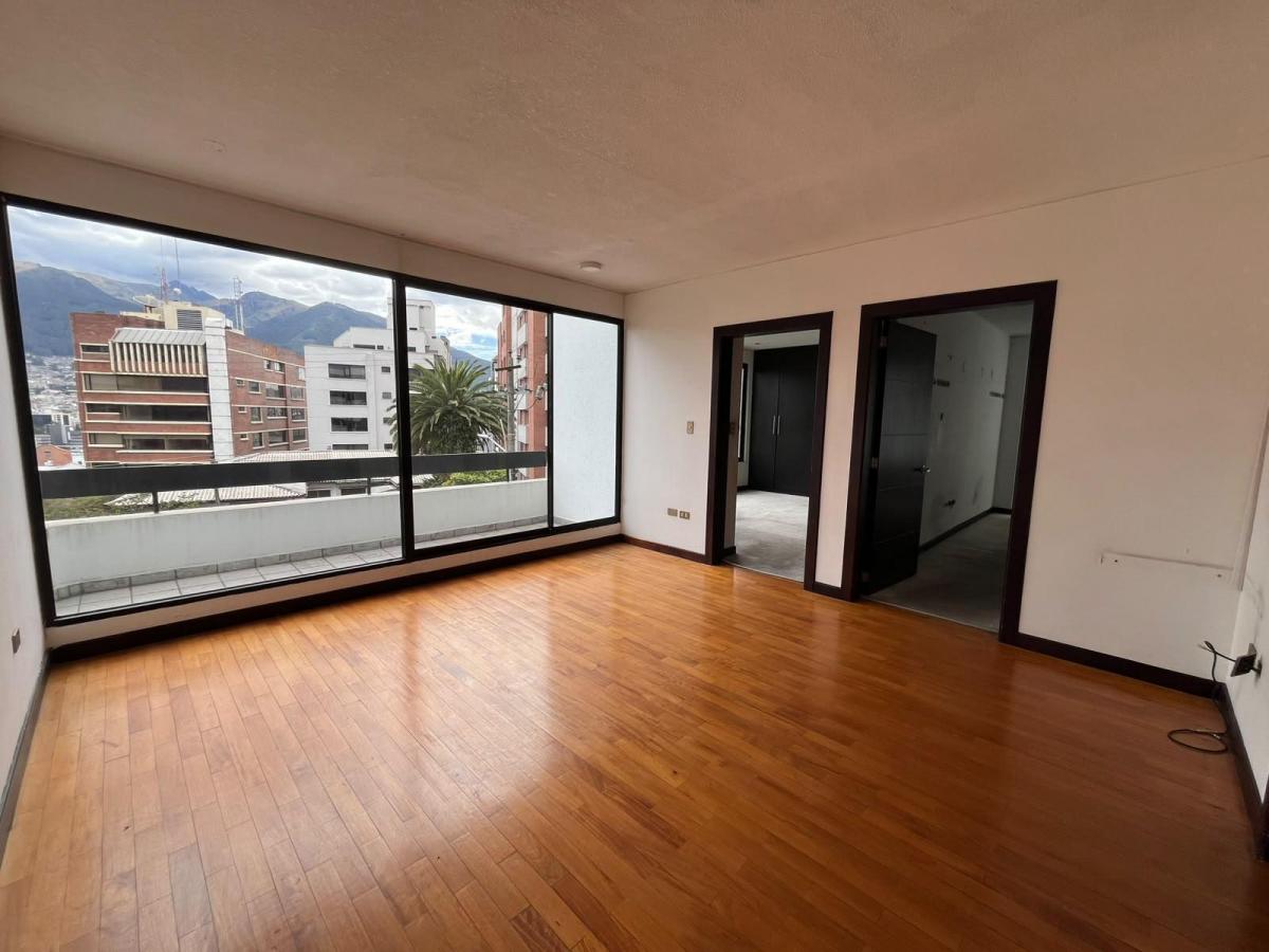 Para Qué Salir de Quito! Departamento con Tamaño de Casa, en La Gonzáles Suárez — imagen 6