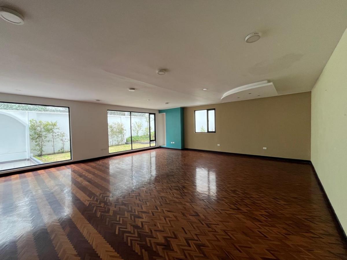 Para Qué Salir de Quito! Departamento con Tamaño de Casa, en La Gonzáles Suárez — imagen 5