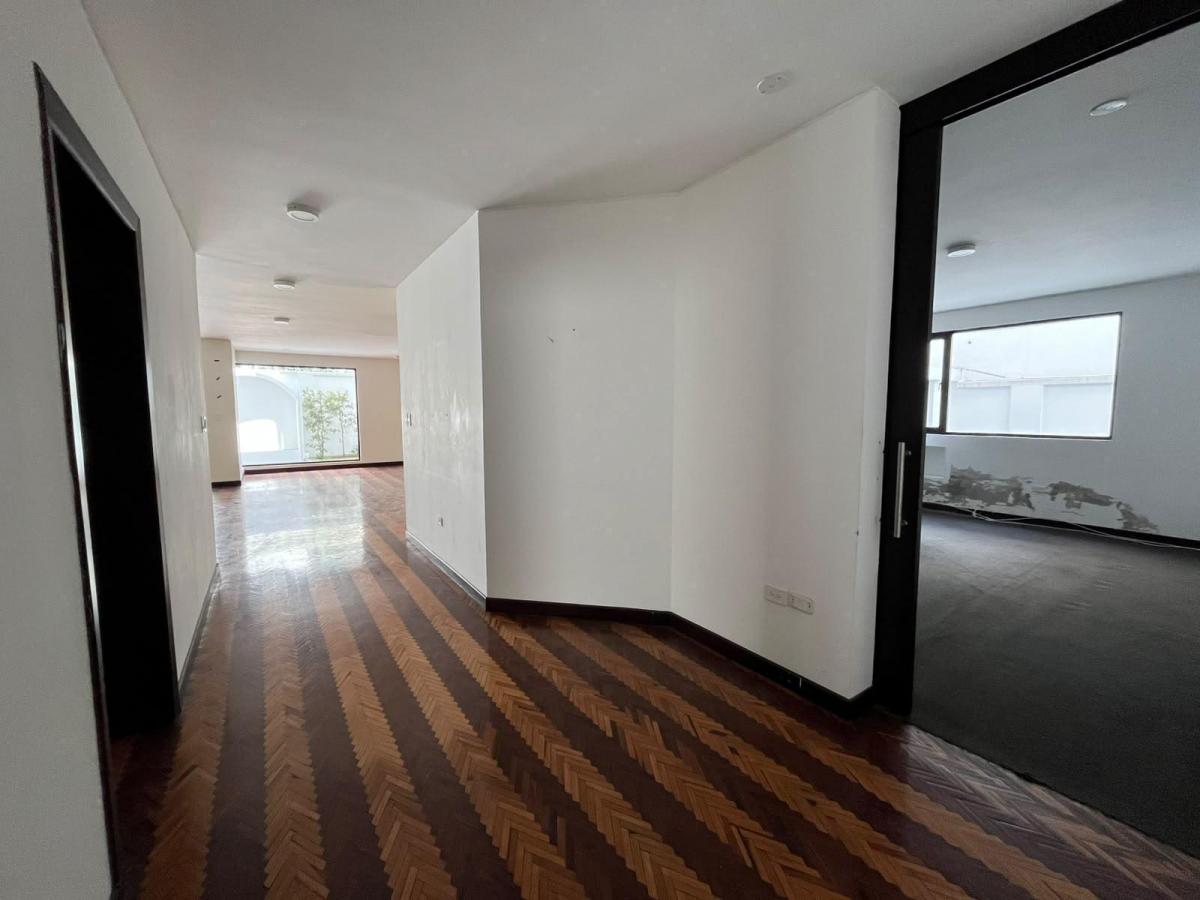 Para Qué Salir de Quito! Departamento con Tamaño de Casa, en La Gonzáles Suárez — imagen 4