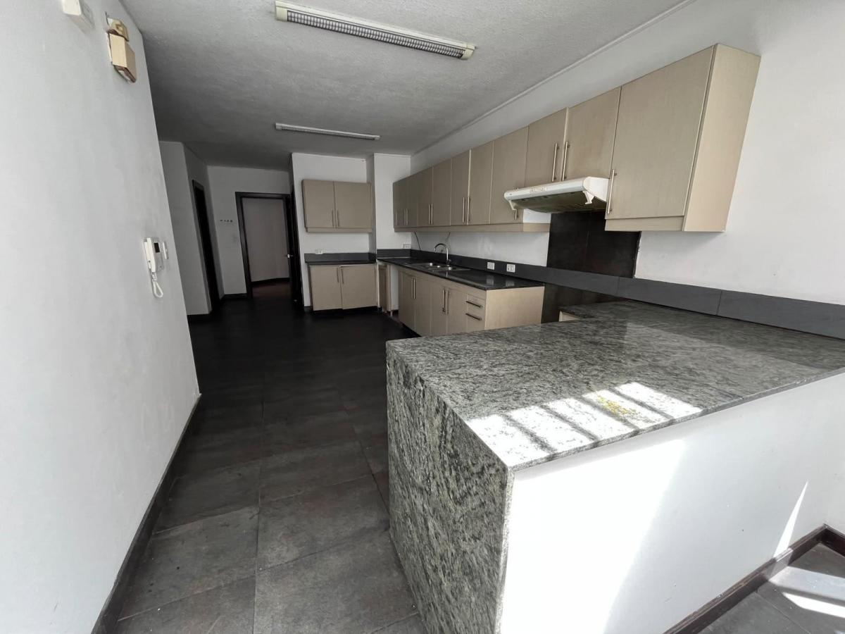 Para Qué Salir de Quito! Departamento con Tamaño de Casa, en La Gonzáles Suárez — imagen 2