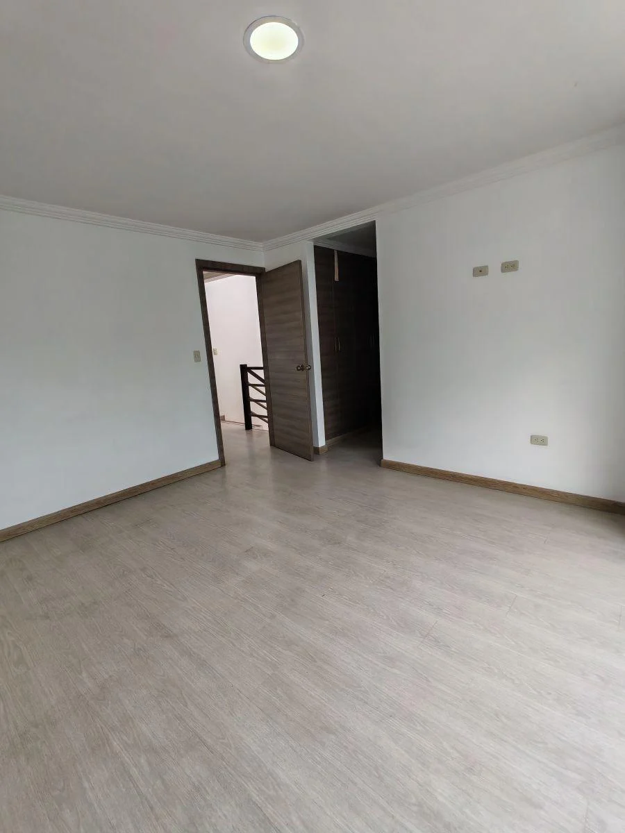 Casa a La Venta Urbanización Privada Ricaurte, Azuay — imagen 2