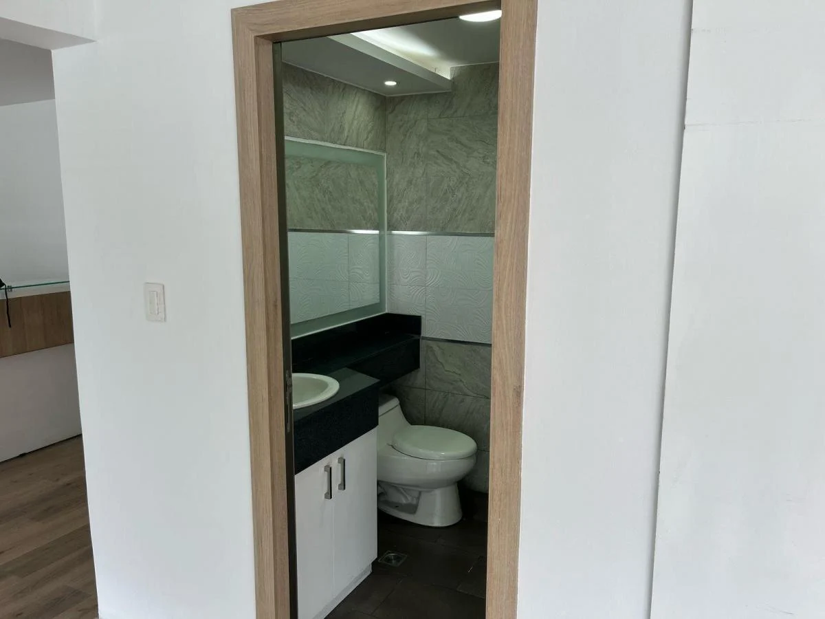 Oficina de Venta con Divisiones 174 Mtrs y 5 Parqueaderos, Sector Coruña — imagen 4