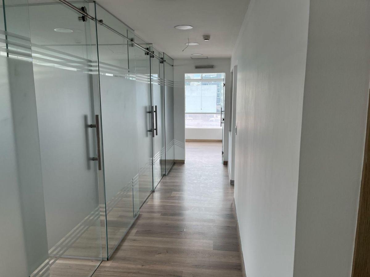Oficina de Venta con Divisiones 174 Mtrs y 5 Parqueaderos, Sector Coruña — imagen 3