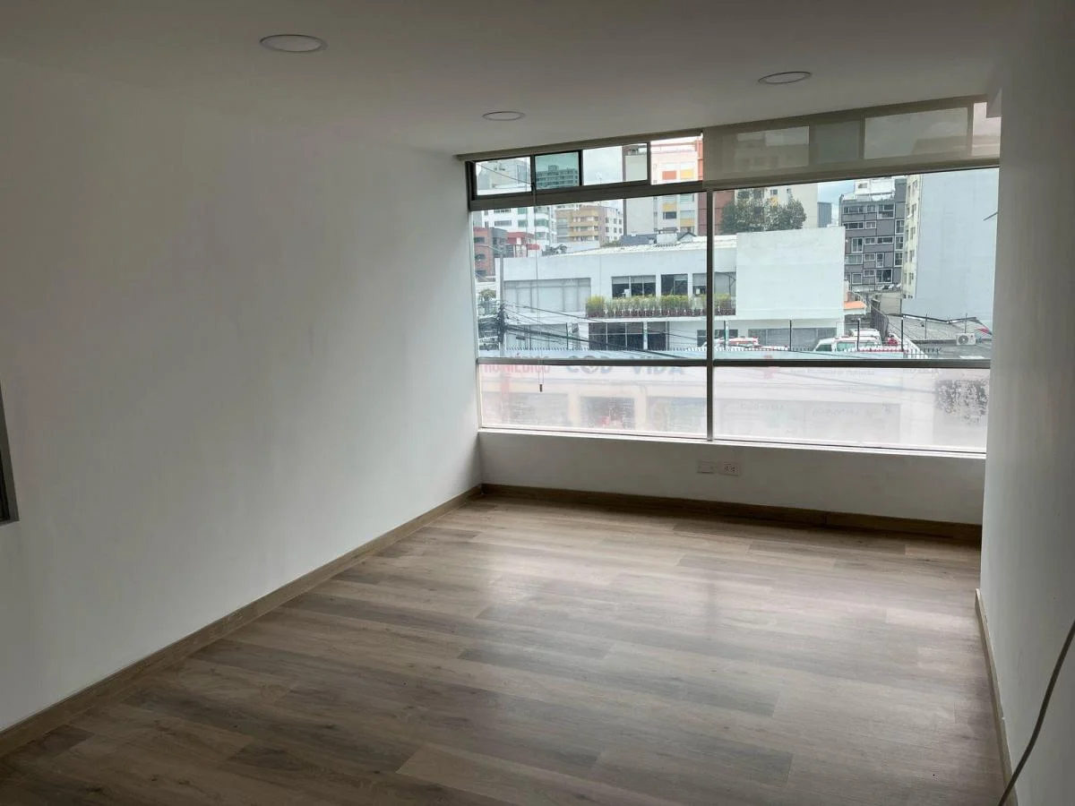 Oficina de Venta con Divisiones 174 Mtrs y 5 Parqueaderos, Sector Coruña — imagen 2