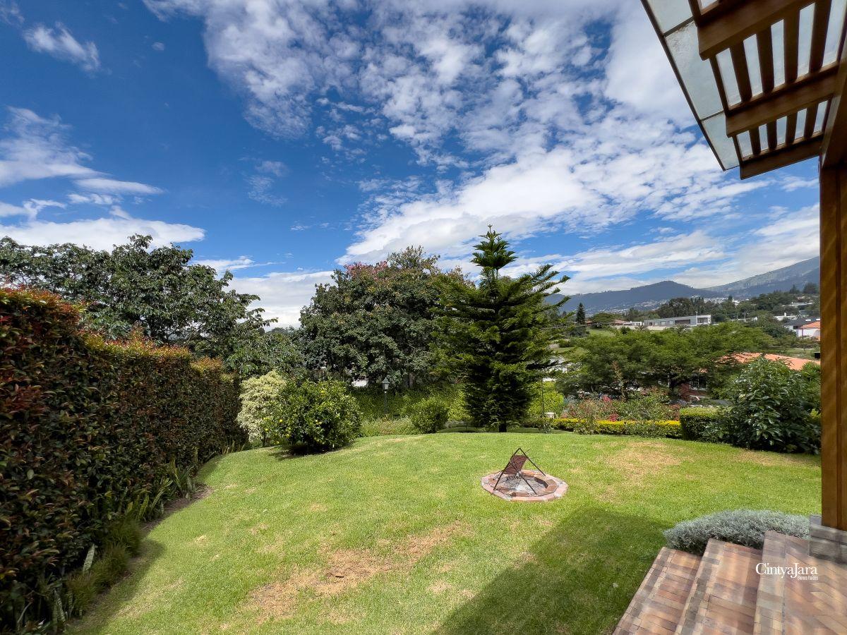Cumbaya, Urbanizacion de Lujo, Casa de Venta, 4 Dorm. y Estudio — imagen 7