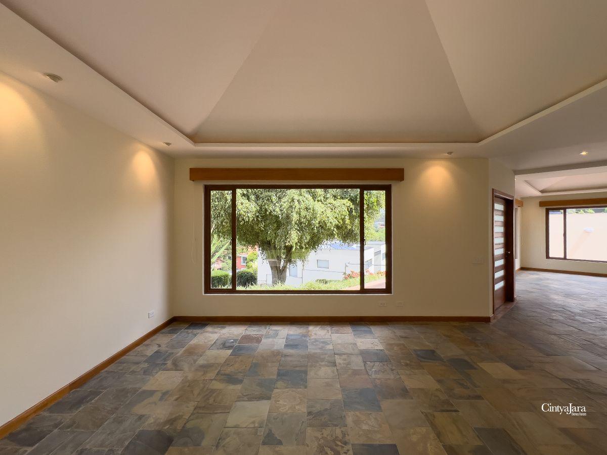 Cumbaya, Urbanizacion de Lujo, Casa de Venta, 4 Dorm. y Estudio — imagen 6