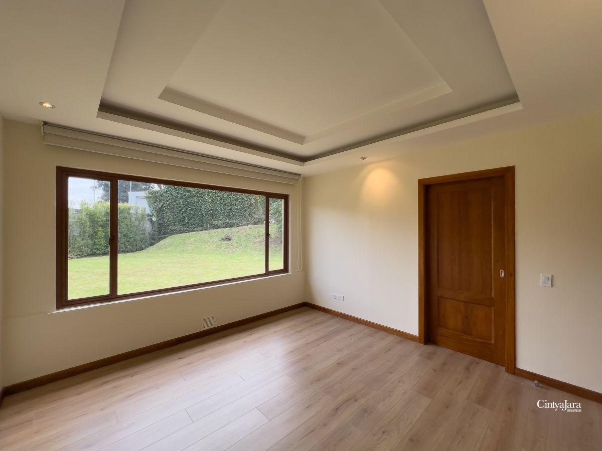 Cumbaya, Urbanizacion de Lujo, Casa de Venta, 4 Dorm. y Estudio — imagen 4