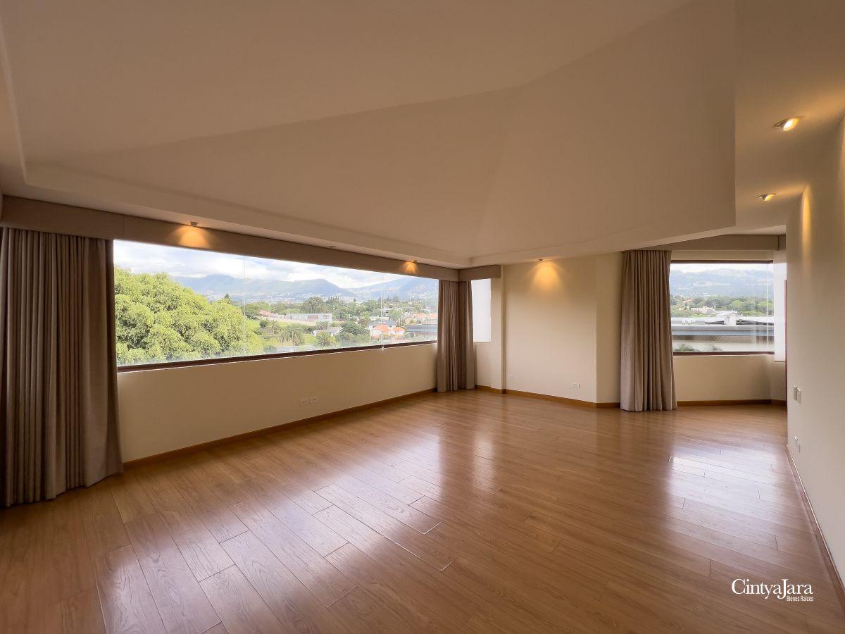 Cumbaya, Urbanizacion de Lujo, Casa de Venta, 4 Dorm. y Estudio — imagen 2