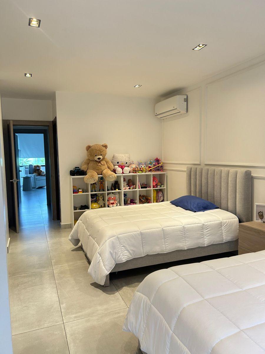 Vendo Hermosa y Lujosa Casa en Samborondon, Ribera del Batan, Dormitorio Master en Planta Baja, Guayas — imagen 4