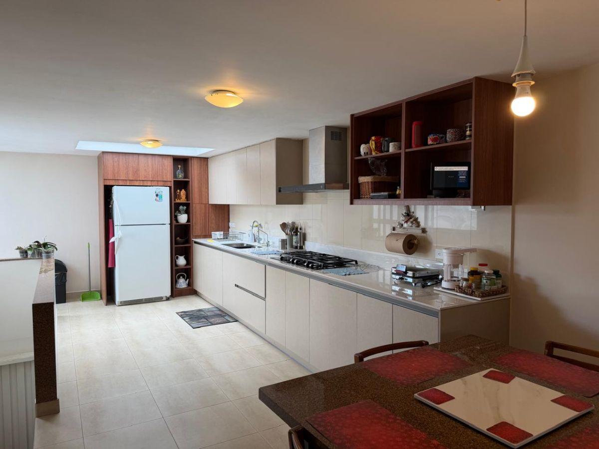 Vendo Casa - Sector El Condado con Jardín Amplio, Balcón y Pérgola — imagen 7