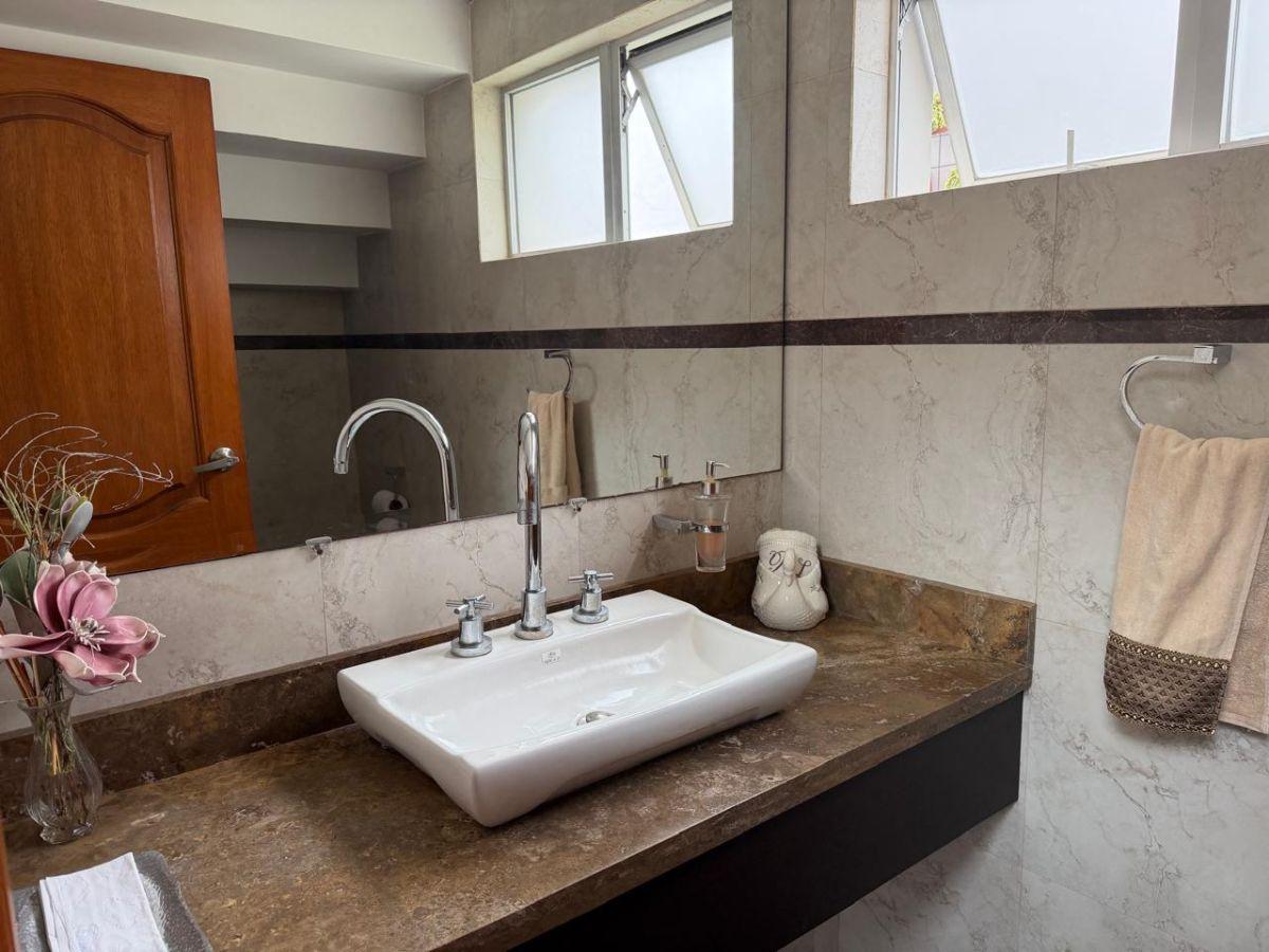 Vendo Casa - Sector El Condado con Jardín Amplio, Balcón y Pérgola — imagen 4