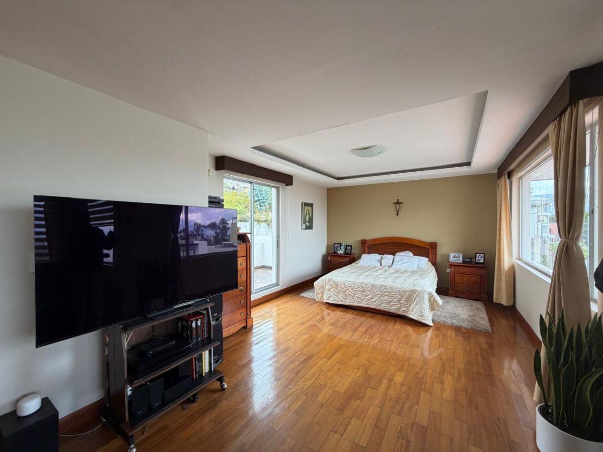 Vendo Casa - Sector El Condado con Jardín Amplio, Balcón y Pérgola — imagen 2