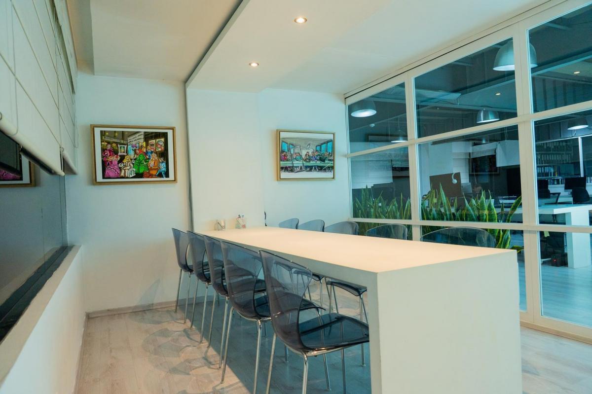 De Oportunidad! Oficina de Venta, Céntrica Sector "Swiss Hotel", con Seguridad, Espacios Grandes. Provincia de Pichincha — imagen 6