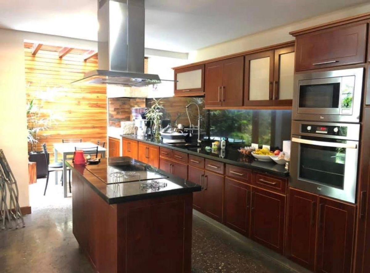 Hermosa Casa en Venta Excelente Ubicación Urbanización Río Sol, Azuay — imagen 2
