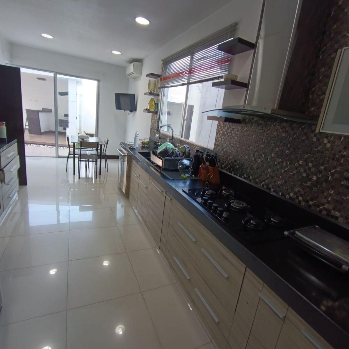 Casa de 4 Dorm. en Urb. Laguna del Sol, Guayas — imagen 5