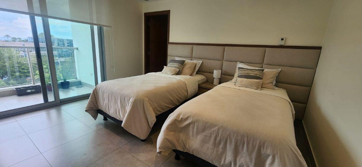 Samborondón Km 1.5 Departamento Arcos Plaza Vista a La Plaza en Venta, Guayas — imagen 3