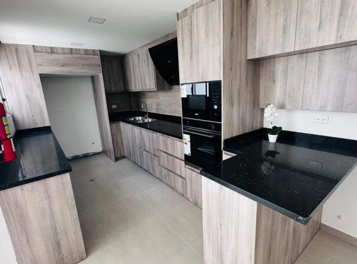 Casa Nueva de 3 Plantas en El Norte de Quito — imagen 1