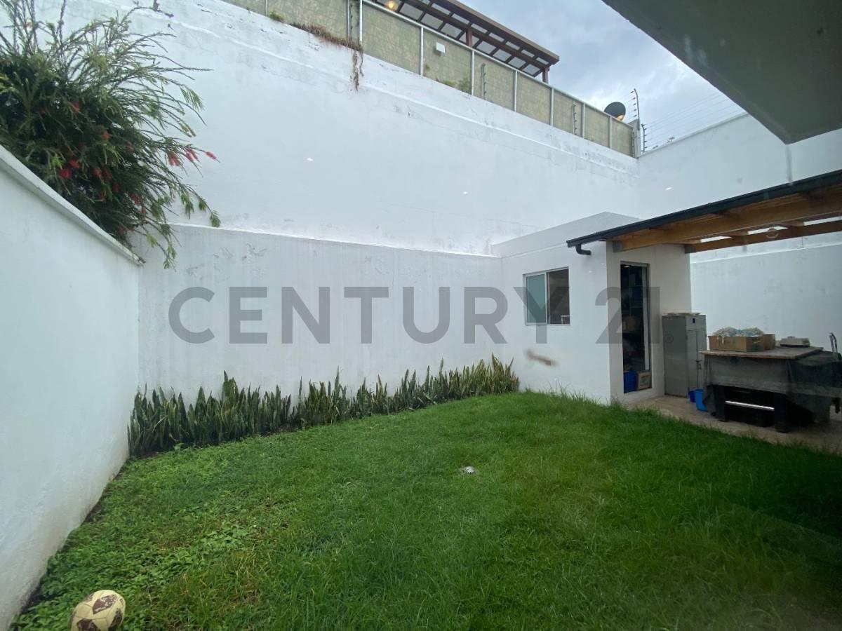 Venta Oportunidad Casa con Jardín Cumbaya Colegio Menor Conjunto Privado — imagen 2