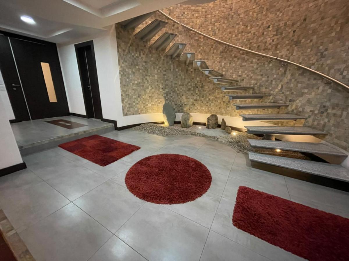 Renta Amplia Casa con Jardín - Lumbisí Cumbayá — imagen 10