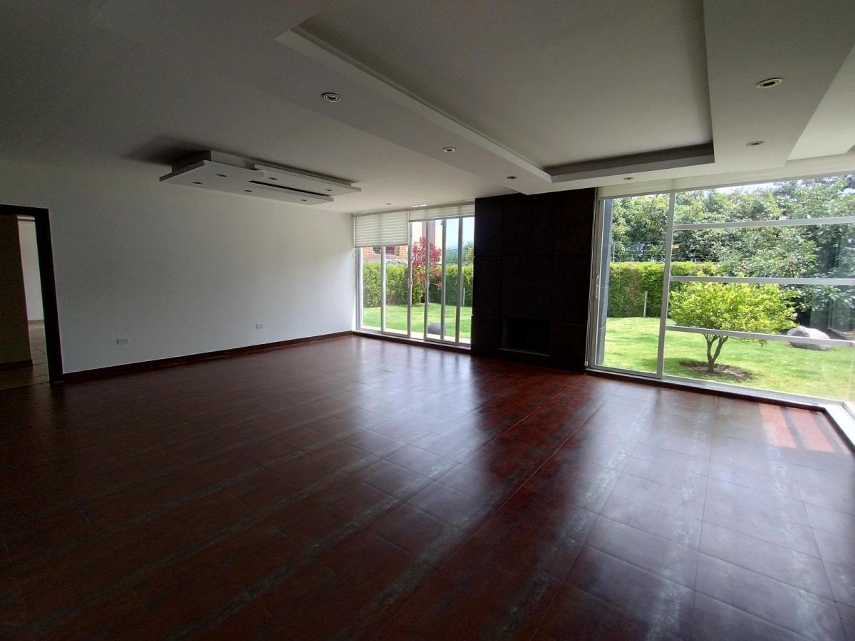 Renta Amplia Casa con Jardín - Lumbisí Cumbayá — imagen 7
