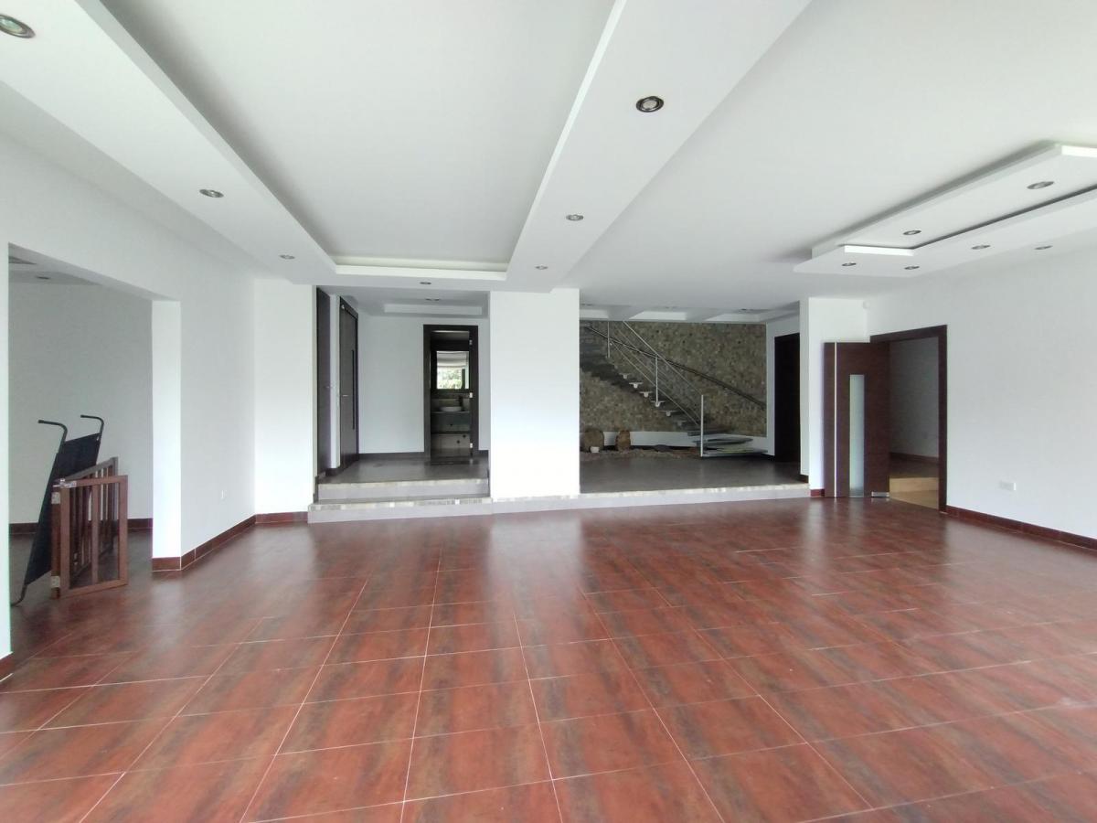 Renta Amplia Casa con Jardín - Lumbisí Cumbayá — imagen 6