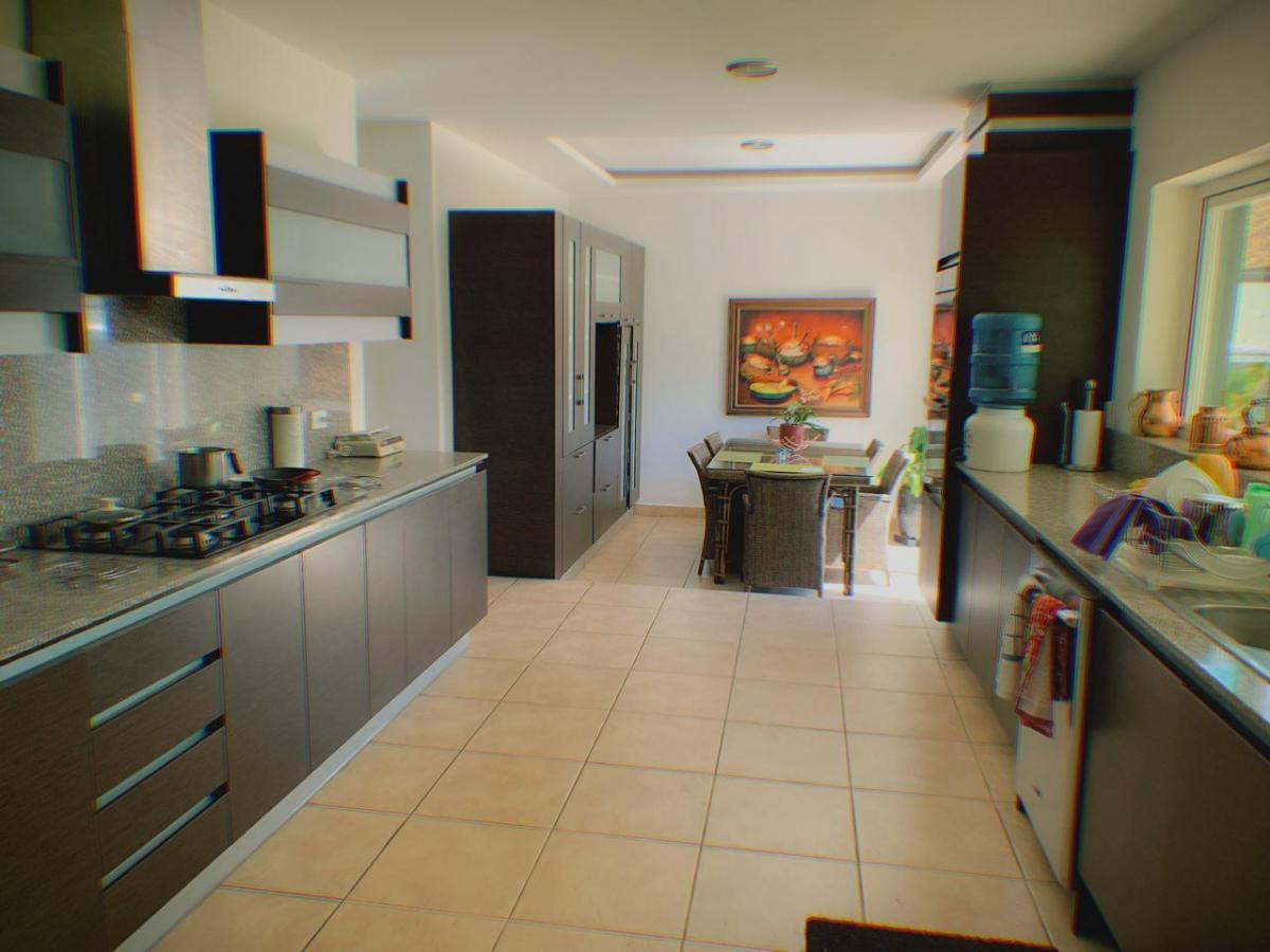Renta Amplia Casa con Jardín - Lumbisí Cumbayá — imagen 5