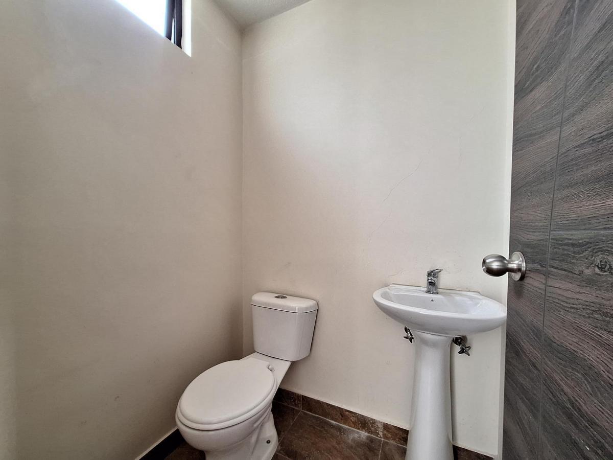 En Venta Amplia Casa, 4 Habitaciones, Basement, Terraza, 2 Parqueaderos, San Isidro del Inca — imagen 8