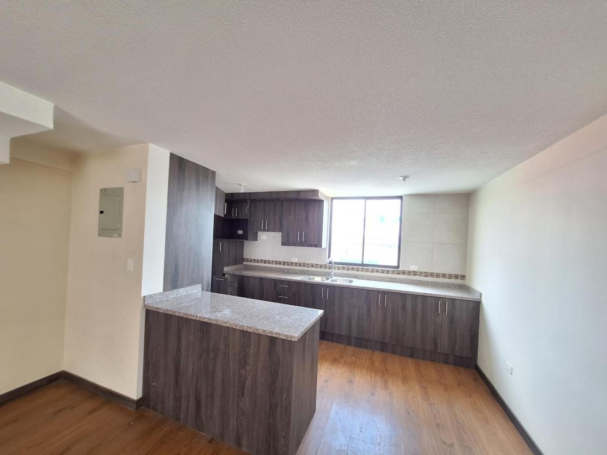 En Venta Amplia Casa, 4 Habitaciones, Basement, Terraza, 2 Parqueaderos, San Isidro del Inca — imagen 7