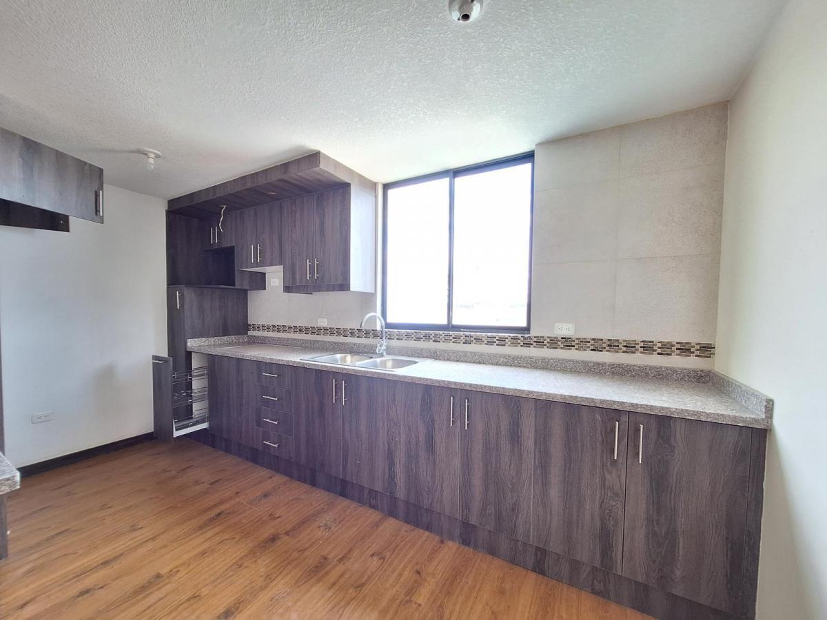 En Venta Amplia Casa, 4 Habitaciones, Basement, Terraza, 2 Parqueaderos, San Isidro del Inca — imagen 6