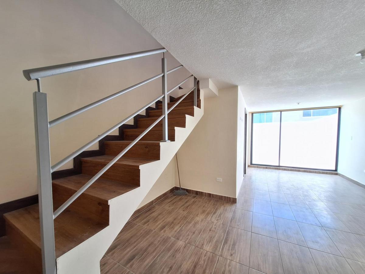 En Venta Amplia Casa, 4 Habitaciones, Basement, Terraza, 2 Parqueaderos, San Isidro del Inca — imagen 4