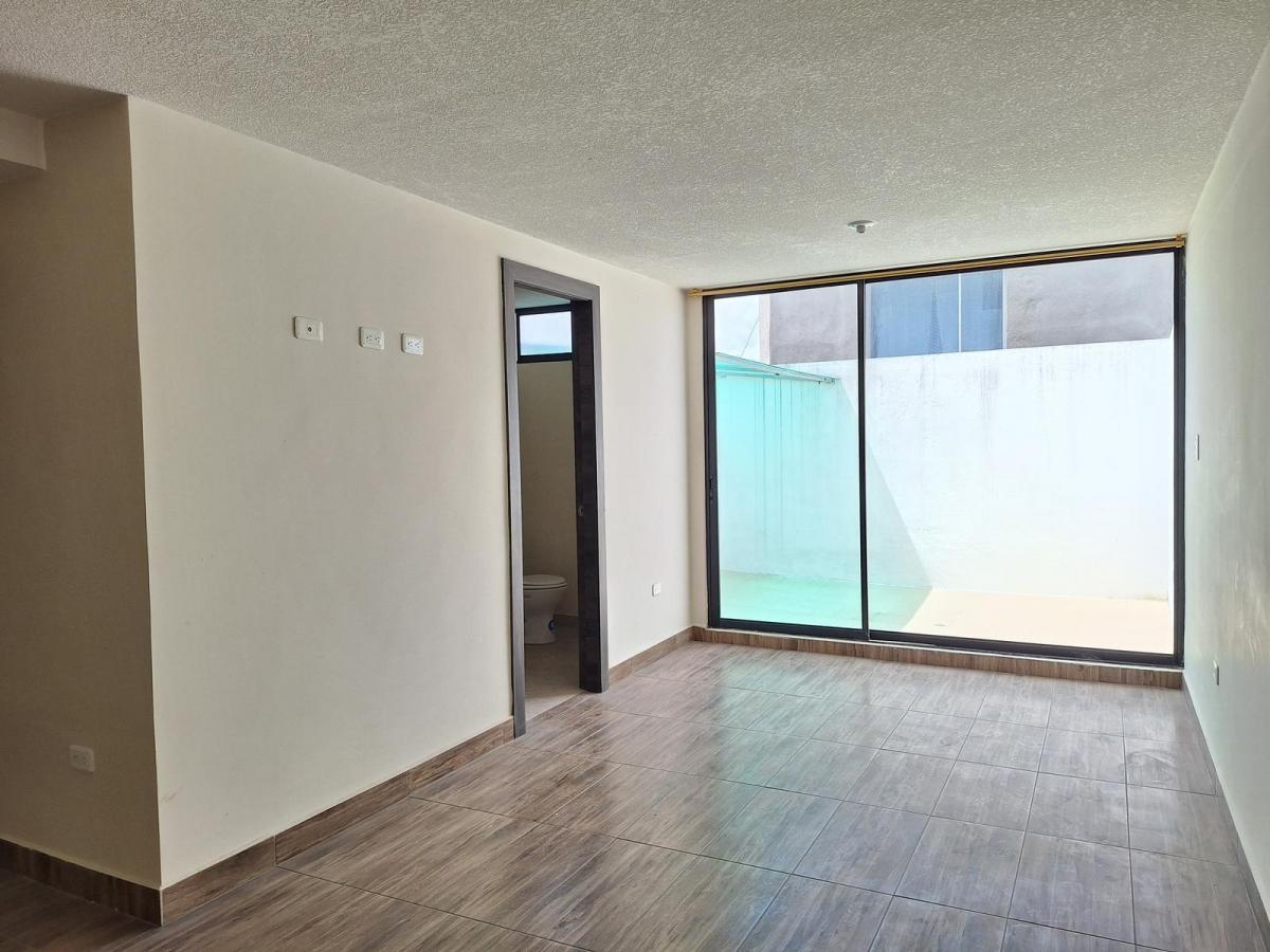 En Venta Amplia Casa, 4 Habitaciones, Basement, Terraza, 2 Parqueaderos, San Isidro del Inca — imagen 3