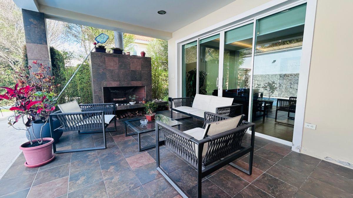 Casa de 674 m² con 4 Habitaciones en Venta en Cumbayá — imagen 4