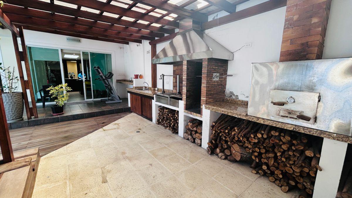 Casa de 674 m² con 4 Habitaciones en Venta en Cumbayá — imagen 3