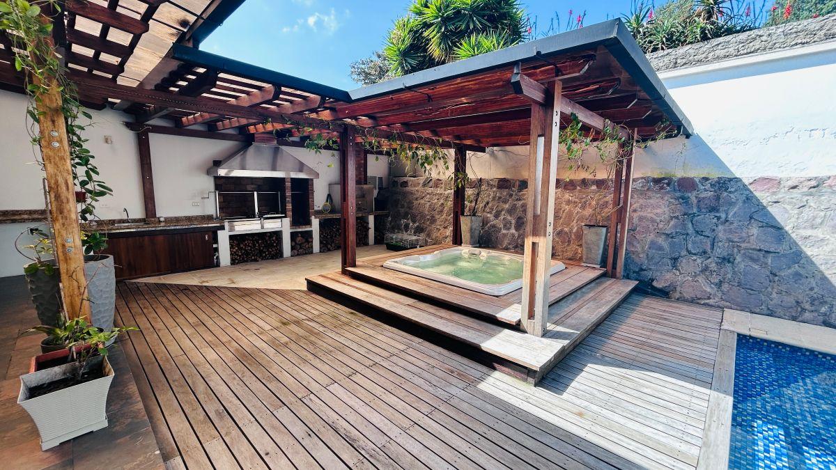 Casa de 674 m² con 4 Habitaciones en Venta en Cumbayá — imagen 2