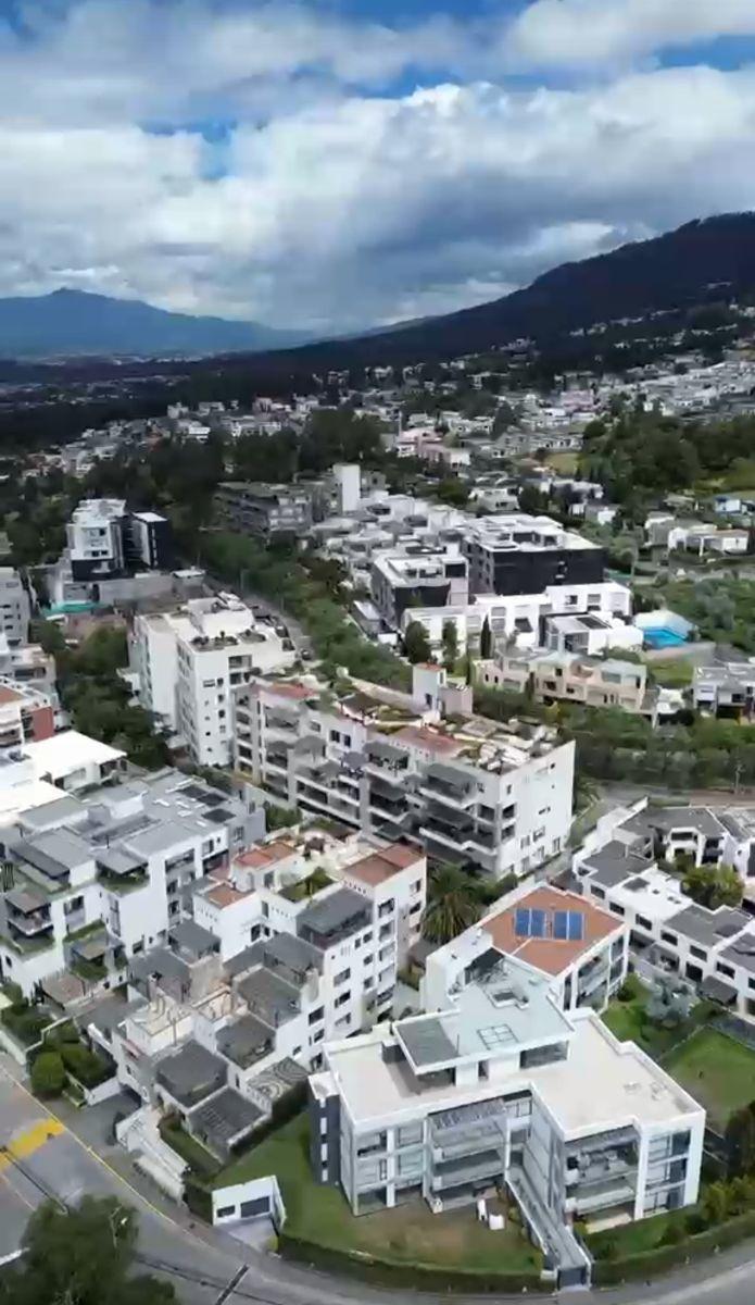 Departamento Tipo Casa con Jardín Privado en Cumbayá/ 3 Habitaciones c/u con Baño — imagen 7