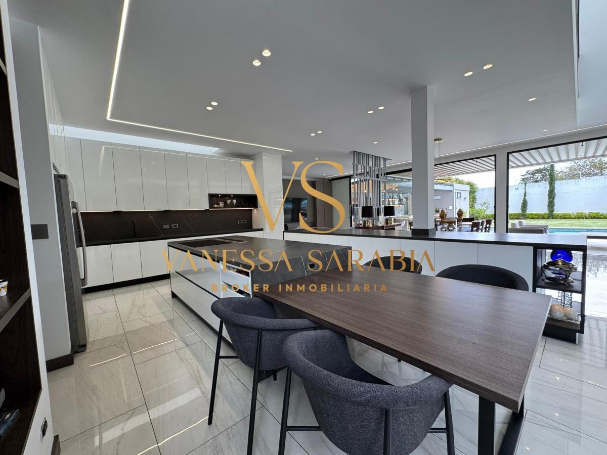 Vendo Casa Estilo Moderno Dentro de Urb. en Tumbaco, Quito - Ecuador. Provincia de Pichincha — imagen 6