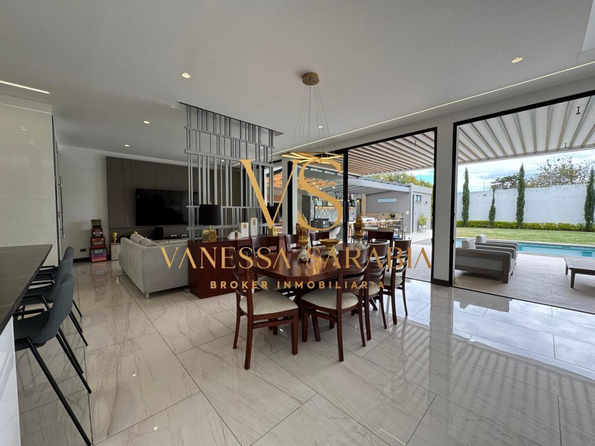 Vendo Casa Estilo Moderno Dentro de Urb. en Tumbaco, Quito - Ecuador. Provincia de Pichincha — imagen 4