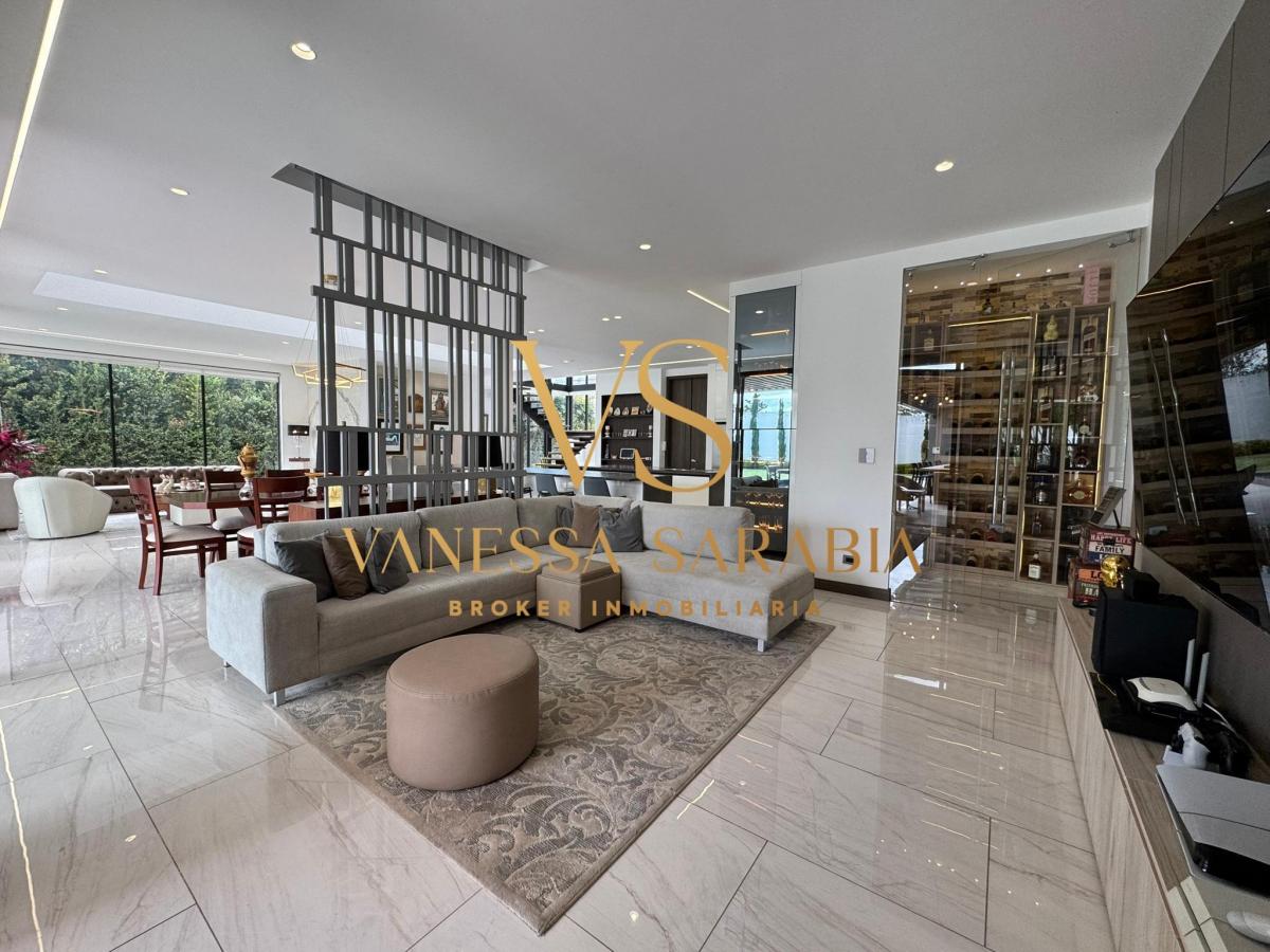 Vendo Casa Estilo Moderno Dentro de Urb. en Tumbaco, Quito - Ecuador. Provincia de Pichincha — imagen 2