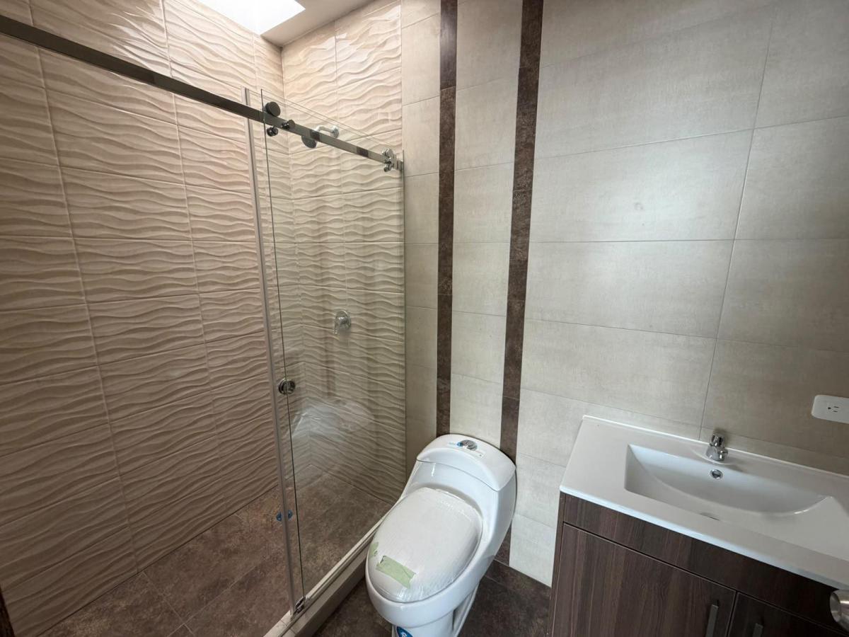 Casa en Venta Vip en Sector Estratégico de Ambato, Tungurahua — imagen 2