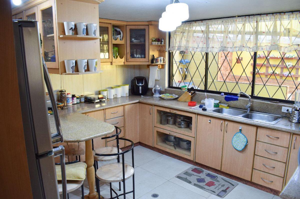 Venta Amplia y Hermosa Casa, San Antonio de Pichincha — imagen 3