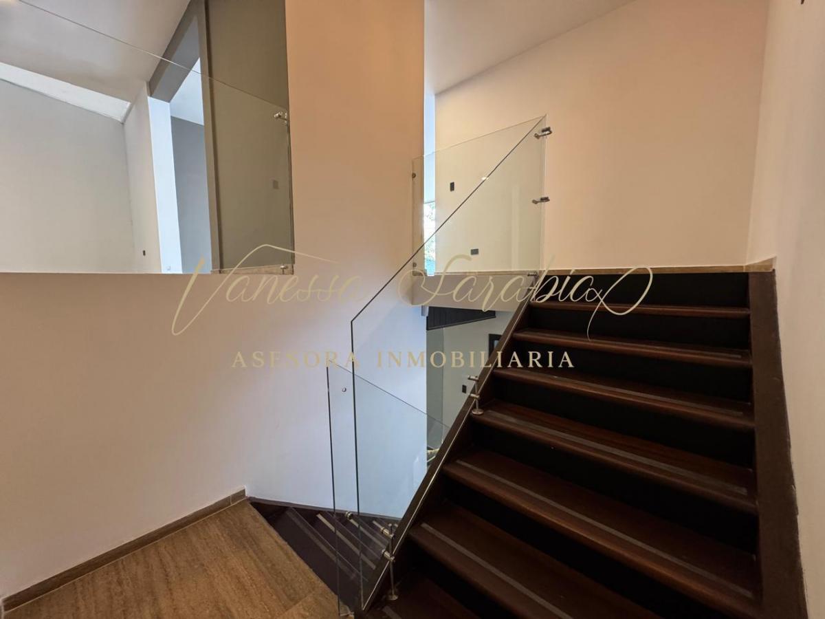 Vendo Casa Independiente Remodelada en La Gonzales Suarez, Quito - Ecuador — imagen 9