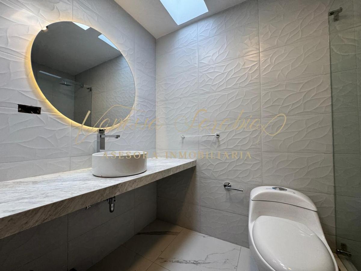 Vendo Casa Independiente Remodelada en La Gonzales Suarez, Quito - Ecuador — imagen 6