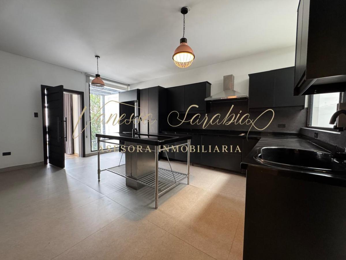 Vendo Casa Independiente Remodelada en La Gonzales Suarez, Quito - Ecuador — imagen 2