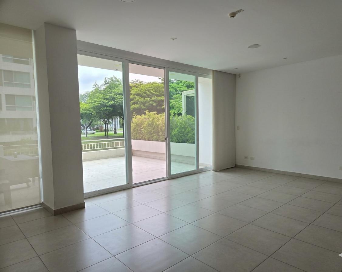 Hermoso Departamento de 3 Habitaciones con Amplia Terraza y Vista Al Lago, Guayas — imagen 8