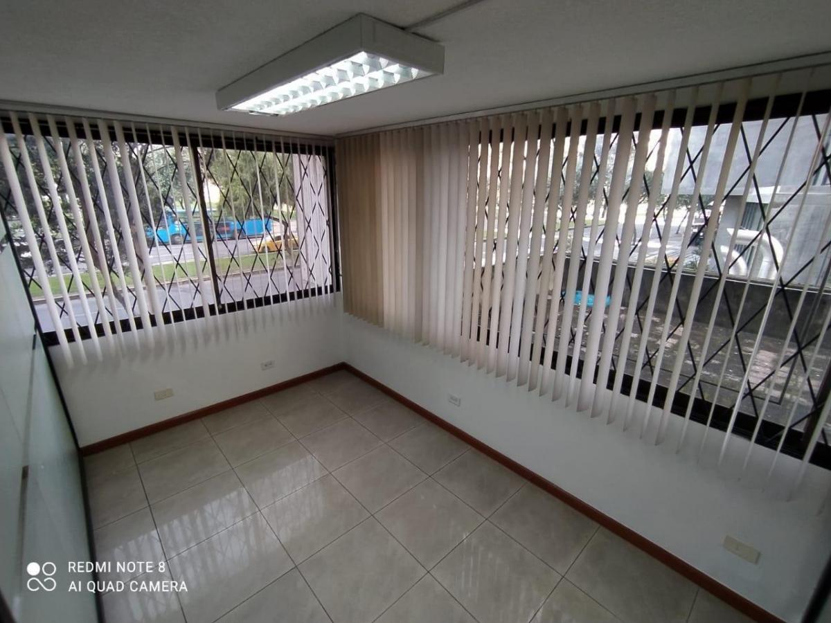 Oficina en Venta con Bodega y 2 Parqueaderos — imagen 4