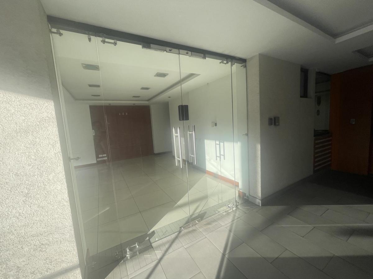Renta/venta Amplia Oficina con Divisiones Av Eloy Alfaro y Gaspar de Villarroel — imagen 9