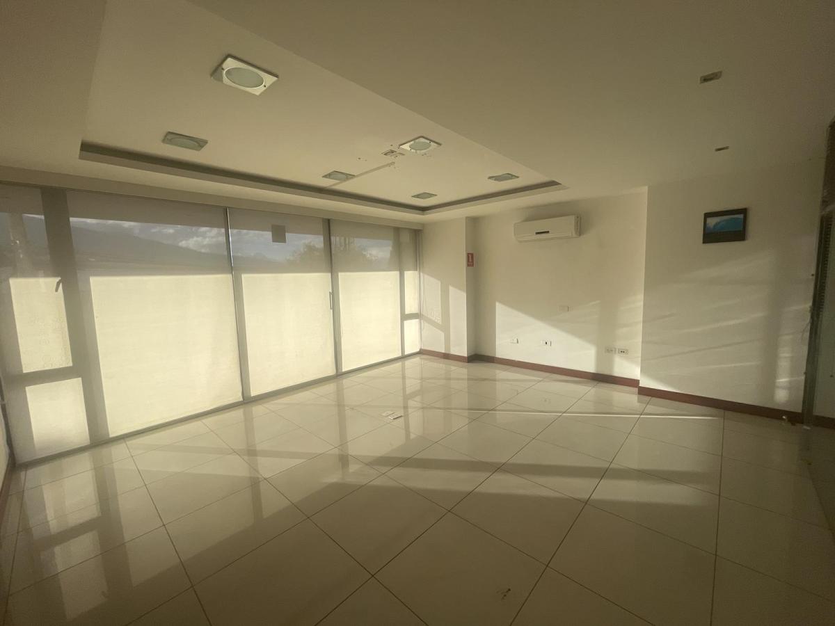 Renta/venta Amplia Oficina con Divisiones Av Eloy Alfaro y Gaspar de Villarroel — imagen 4