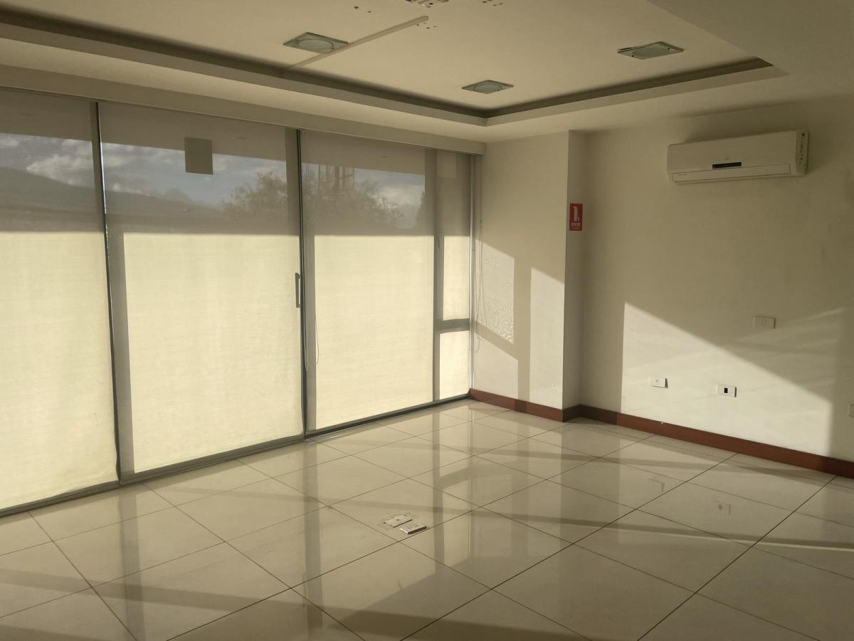 Renta/venta Amplia Oficina con Divisiones Av Eloy Alfaro y Gaspar de Villarroel — imagen 3